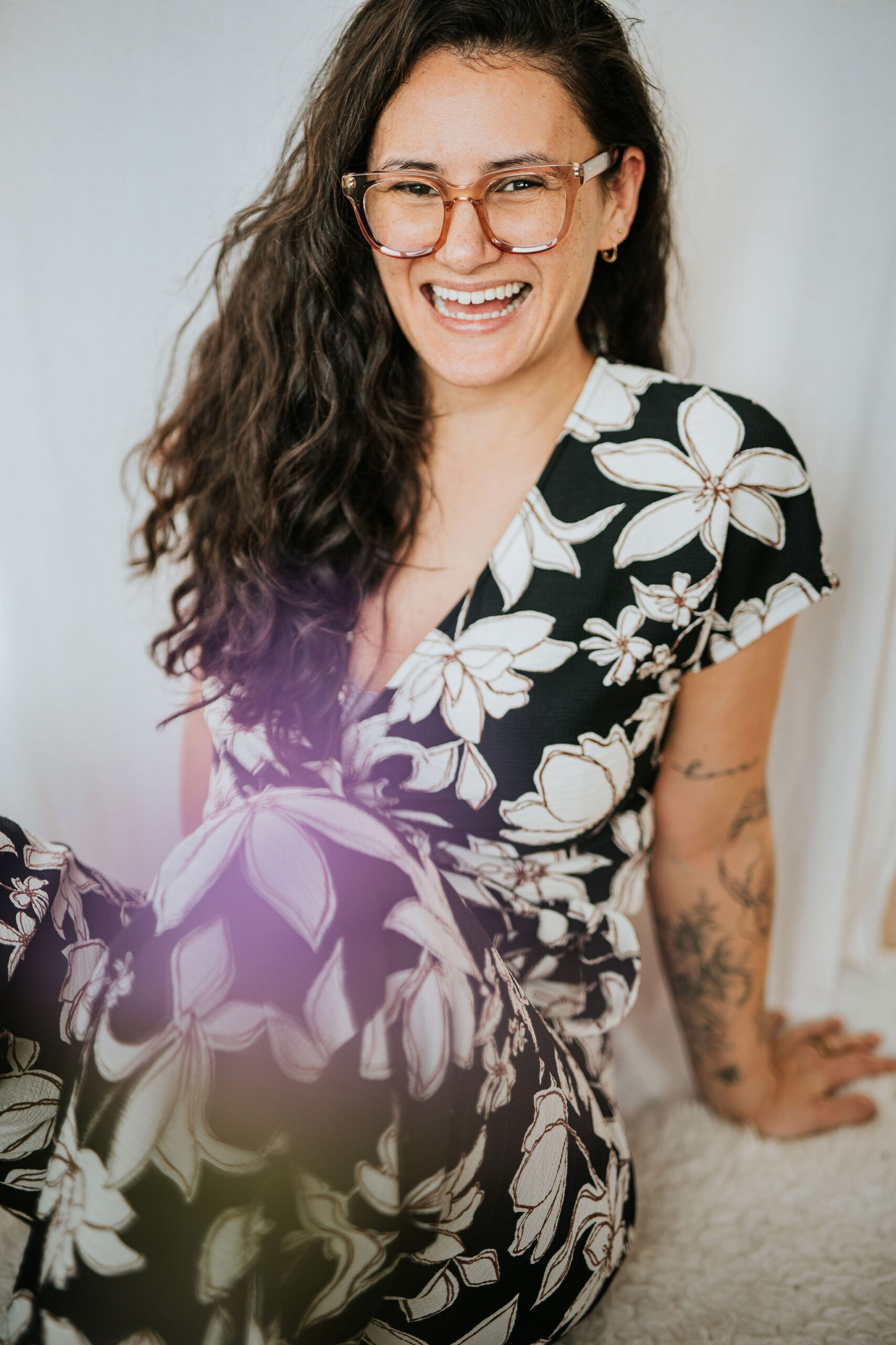 STEFFI_by_LandaPenders-6-scaled-1 Steffi von Brunner, vrouwelijke seksualiteitscoach en lichaamswerk specialist, lacht stralend in een bloemenprint jurk — vrijheid en vreugde als resultaat van bekkenbewustzijn