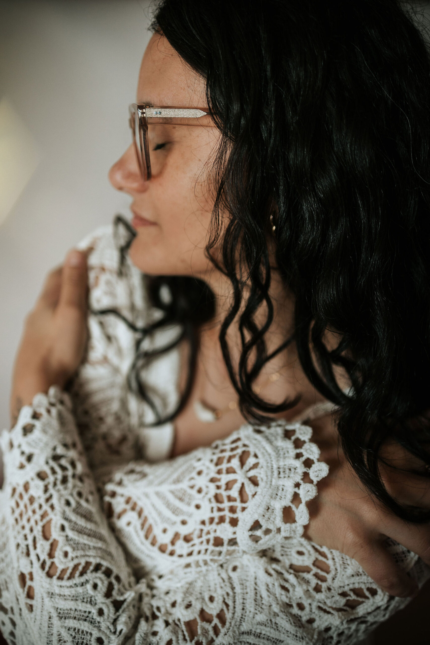 Steffi von Brunner, bekkencoach en embodiment specialist, houdt zichzelf vast met gesloten ogen — aanwezigheid, zachtheid en verbinding als kern van lichaamsgerichte begeleiding voor vrouwen