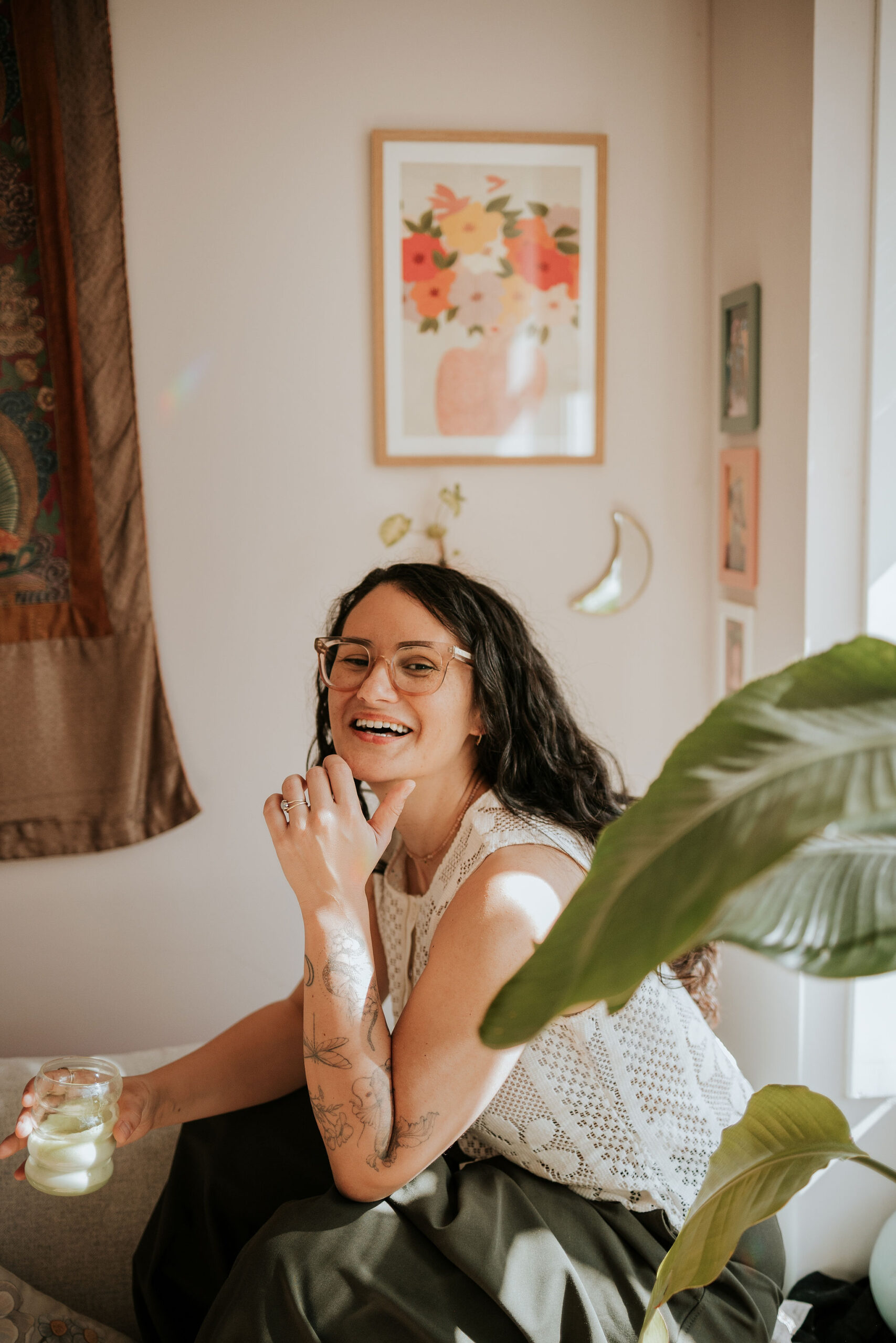 Steffi von Brunner, seksualiteitscoach en lichaamswerk specialist Den Haag, lacht ontspannen thuis met een matcha in haar hand — warmte, veiligheid en authenticiteit als basis van haar begeleiding