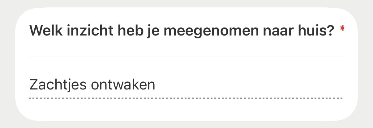 Screenshot printscreen van whatsapp berichtje: Lieve Steffie, wat was dit weer een prachtige, fijne workshop, echt een cadeautje voor mijn lichaam ❤️ en mijn bekken. Het opnieuw contact maken met mezelf, van mijn hoofd naar mijn lijf, is elke keer weer een waardevolle en mooie herinnering. Er ontstaat daarna beweging merk ik, alsof er iets weer op gang komt. Je creëert met zoveel helderheid en veiligheid een ruimte waarin alles gevoeld mag worden, van bewegen tot volledig vertragen of zelf stilstaan wanneer dat nodig is. Echt heel erg fijn ☀️ Dank je wel voor je creativiteit, de beweging en de veilige ruimte die je steeds neerzet ❤️